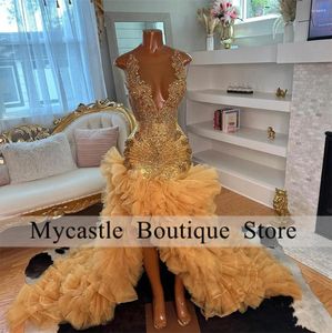 Party Dresses Luxury Gold Poed Long Mermaid Prom Dress 2024 För svarta tjejkristaller Ruffles Rygglösa kvälls födelsedagsklänningar