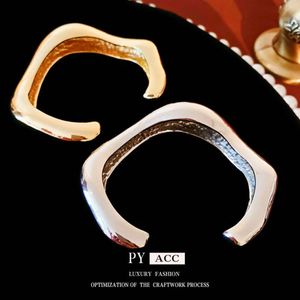 Glattes geometrisches verdrehtes Armband mit kaltem individualisiertem Stil, modischen High -End -Ohrringen, übertriebenen und kleinen Gruppenhandwerk
