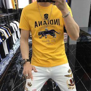 Mäns T-shirts Mens T-shirt Personlig trend Leopard Sequin Embroidery 2022 Summer New Design Tops Red Yellow Male Tees tunga hantverkskläder J240409