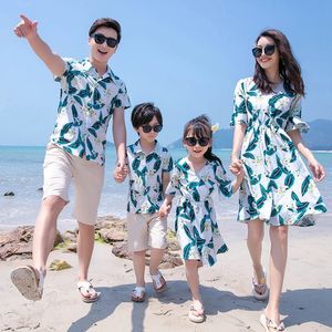 Abiti abbinati in famiglia Summer Beach Mother Daughter Dresses Dad Son Floral Shirtpants Coppia di donne Dress 240327