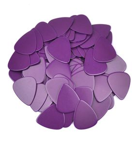 Много 100 шт. Средняя 071 мм гитары выборы Plectrums Celluloid Solid Purple7536857