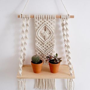 Macrame vägg hängande ornament boho vävt tapestry lagringshylla saftiga växter böcker visar heminredning