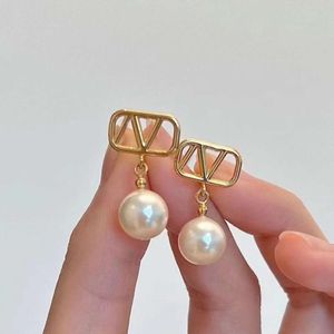Women Fashion Designer Stud Earrings Top Quality Gold Color Simple Style Brass Engagement Earring nice