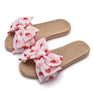 2024 Designer Hushållens skrapor tofflor glider kvinnor sandaler rosa gula gröna vita röda kvinnors bowknot scuffs gai