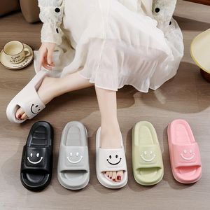 Smiley Slippers feminino verão 2024 New casal Home Solas grossas Pasta na merda sentindo-se masculino sem deslizamento Gai