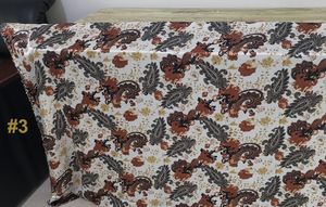 Mjuk polyester charmeuse material elegant paisley blommigt tryck satin tyg för halsdukar klänningar