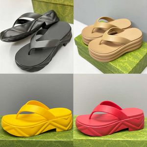 Nya gummi tofflor kvinnor thong sandaler strandplattform flip flops designer glider sommar cool mjuk toffel utomhusskor med ruta 554