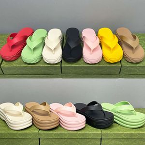 Sandálias femininas Plataforma Plataforma Praia Flips Designer Slippers de borracha Summer Shoes macios e macios Slídios ao ar livre com caixa 554