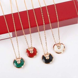 Card Fashion Talisman Necklace Womens V Gold CNC Thick Plated 18K Rose Gold Small White Fritillaria Red Agate Collar Chain Tide