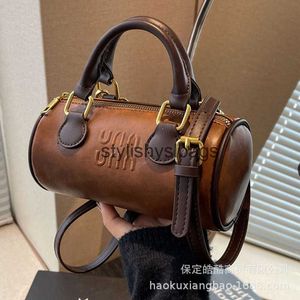 Bolsas de ombro Uma bolsa de design para outono e inverno Uma nova cor de cor contrastante da moda com cilindro de mão de ponta htretht cilíndrica H240410