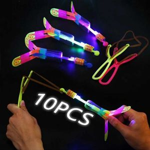 Giocattoli volanti a LED 3-5-7-10 anni giocattoli divertenti volanti a led giocattolo leggero per bambini per adulti elicotteri elicotteri volanti blu/flash Light Light Band Band Catapult 240410