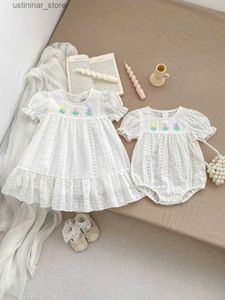 Flickans klänningar 2024 Summer Girls Dress Princess Kids Short Sleeve Lace Flower A-Line Dresses Sister Match Baby Romper One-Pieces outfit kläder L47