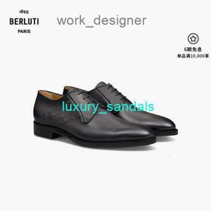 Berluti Mens vestido Sapatos de couro Oxfords Sapatos Berluti Mens Equilibre Classic Scritto Padrão de couro Sapatos Derby