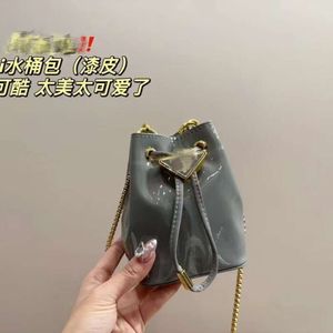 Tote Designer Sells Branded Women's Bags at Discount Family Leather Mini Bucket Bag New Single Shoulder Portable Womens