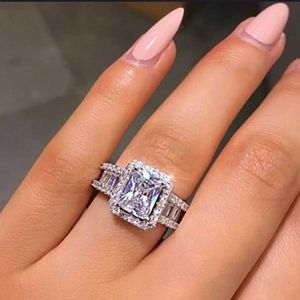 Band Rings Shiny square zirconia rhinestone silver ring suitable for women new and charming temperature high-end jewelry gift for womens wedding parties J240410