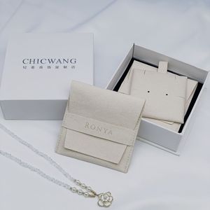 Caixa de papel Microfiber Velvet Jewelry Packaging Pouch Colorful Insert Pad 500pcs para colar de bracelete de anel Personalizado