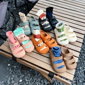 Sneakers pojkar flickor sandaler barn baby mjuk ensam baotou kardborrsandaler trampande vatten strandskor sandaler för barn i åldern 46