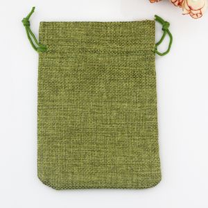 Atacado 100pcs/lote de oliva sacos de juta verde 7x9cm pequenos bolsas de bolsa de estopa de bola a favor, charmos de jóias presentes de embalagem sacos de linho