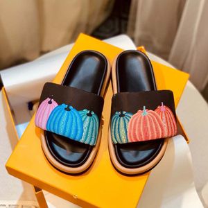 2023 Novos casais mandarim sapatos de girassol sandálias Slides Slippers Designer Women Trainer Casal Models Slippers 02
