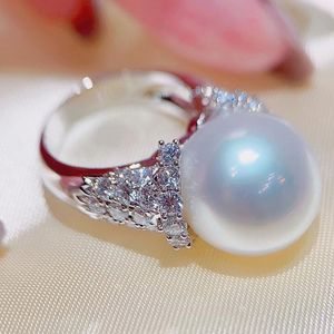 カオシの贅沢な優雅な女性の指とシミュレートされた真珠の輝かしいキュービックジルコニアアクセサリーの結婚式パーティー