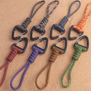 Styrka Självförsvar Emergency Survival Ryggsäck Fallskärmsladd Lanyard Triangle Buckle Paracord Keychain Nyckelring