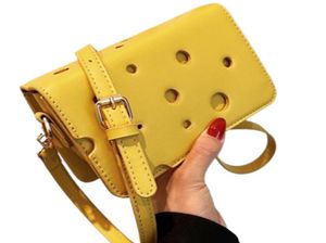 Novelty Cheese Pattern Crossbody Bagar för kvinnor kreativt hål Designa axelväska Lady Stylish Purses and Handbags Trend 2207278320637