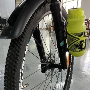 Porta-gaiolas de garrafas de bicicleta com gancho de resina leve e fivela de loop compatível com qualquer garrafa padrão XR-HOT