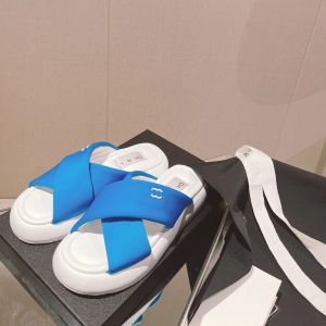 2024 Designer -Hausschuhe rutschen Frauen Sandalen Pool Kissen Heels Baumwollstoff Stroh Stroh Freizeitpantoffeln für Frühlings- und Herbst -Flachkomfort Maultiere gepolstert vorderen Gurtschuh Schuh