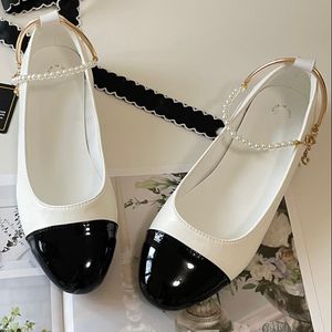 Spring New Pearl Chain Shoes planos famosos famosos designers de luxo de luxo de luxo de couro clássico moda de couro genuíno grande sola casual sapatos casuais