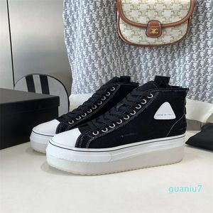 Make old ripped platform shoes and wear high-top lace-up casual commuter booster shoes