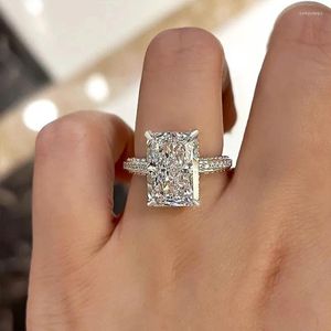 Обручальные кольца Huitan Crystal Square Cubic Zirconia Женщины роскошные серебряные цвета высококачественные аксессуары группы обручальные украшения