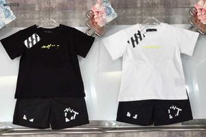 Klasyki Baby TrackSuits Chłopcy Kurpie z krótkim rękawem Designer Ubrania Rozmiar 100-150 cm przednie i tylny logo Toszpa i szorty 24 kwietnia