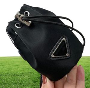 2022 GIRL MINI WALLETS EARPHERPOLKAR LUXURY SIER HARDWARE CHAIN ​​NYLON CANVAS POUCH Women Coin Purses Fashion Black Key Bag7703191