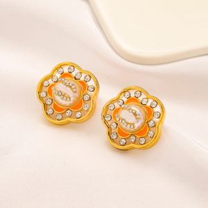 20Style Simple Luxury 18k Gold Plated Earring Design Classic Diamond Insert Pearl Earrings rostfritt stål Family Fashion Present smycken Tillbehör