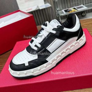 Trainer Couple Outside Designer Valenstino Shoe Sneakers Sports Colors Trendy Fashionable Leather Shoes European Women Fashion Shipped with DXS3
