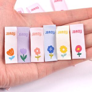 50pcs sevimli çiçek nakış etiketleri diy giysi aksesuarları el yapımı giyim çanta ayakkabı etiketleri çocuklar dikiş el sanatları 41x15mm c3630