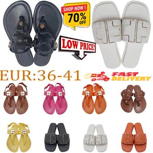 2024 Sandálias Tory Tory famosas famosas mulheres deslizam prata em couro preto flip flop luxurys brand sandals sandálias planas lisonjas de damasco de damasco