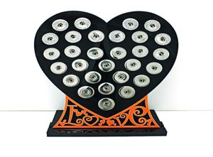 Совершенно новый 18 -миллиметровый дисплей кнопки Snap Stands Fashion Black Acryle Heart с буквой взаимозаменяемой ювелирной дисплея Board5545893