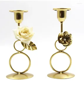 Titulares de vela Giemza Rose Candlestick Metal Crafts de Ferro Candelabrum 1pc Flowers Ring Stand Stand Piece Decoração