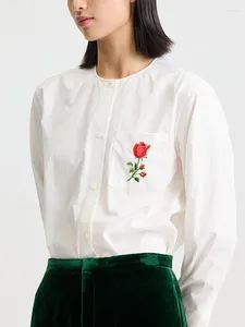 女性のブラウスローズ刺繍ホワイトオネックルーズシャツの春と夏のレディース非対称裾シングルブレストブラウス