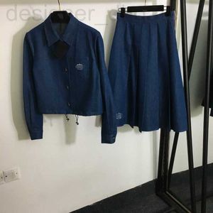 Kadınların İki Parçası Pantolon Tasarımcısı Yeni baskılı cep seti etekte, bel bağlı uzun kollu denim gömlek ceketi+yüksek bel etek cfok