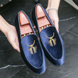 Trendy Men's Velvet Embroidery Driving Shoes Comfortable Business Wedding Dress Blue Green Loafers Sapatos Tenis Masculino