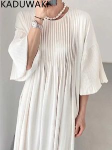 Grundläggande avslappnade klänningar French Style Lantern Chiffon Pleated Dress Womens O-Neck Loose Vintage Elegant Simple Vest Autumn 2024 New Office Womens Robe C240411