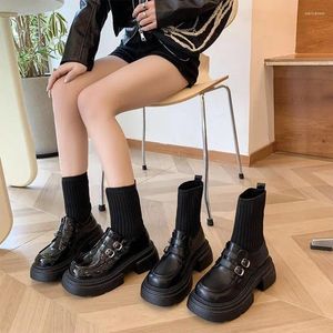 Stövlar kvinnor vår svart plattform lägenheter loafers glid stickning sock på båtskor metall designer casual läder oxfords