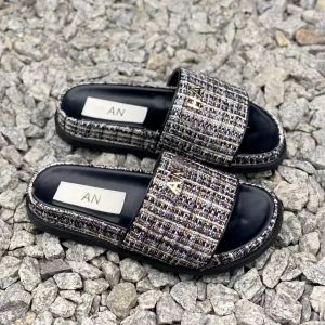 2024 New Sandals 슬라이드 여름 산책 하이킹 Sandale 드레스 신발 새로운 뮬 로이퍼 블랙 섹시 플랫 채널 사랑스러운 캔버스 슬리퍼 써니 남성 여자 집 캐주얼 신발 슬라이더 레이디