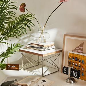 Soffbord i den forntida stilen fyrkantig kaffebar liten rum sida några bauhaus stylebloggers samma stycke