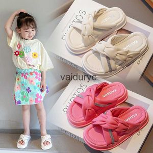 Slipper Girls Slippers Korean Edition 2023 Summer New Little Going Out Soft Sole Beach Shoes for Big Kids H240411
