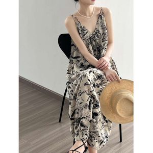 2024 New French Sling Ink Painting Fragmented Flower Beach Dress for Women's Summer Outwear with High Quality and Elegance