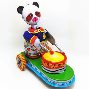 Rolig vuxensamling Retro Wind Up Toy Metal Tin Drumming Animal Panda Car Mechanical Clockwork Toy Figures Model Kids Gift 240329