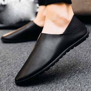 Sapatos casuais homens mocassins de couro artificial escorregam em uma festa de moda respirável lazer de lazer de calçados de barco masculinos confortáveis